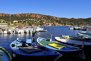 Boats in the harbour with the Esterel Corniche mountains in the background, Agay, Var, Provence, France, Mediterranean, Europe