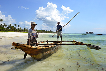 Fishermen and traditional outrigger boat, Bwejuu Beach, Zanzibar, Tanzania, East Africa, Africa