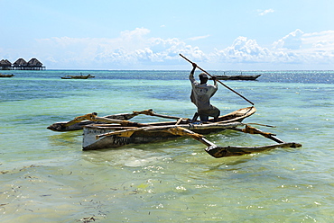 Fisherman and traditional outrigger boat, Bwejuu Beach, Zanzibar, Tanzania, Indian Ocean, East Africa, Africa