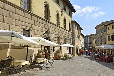 Shops and restaurants, Via Ferruccio, Castellina in Chianti, Siena Province, Tuscany, Italy, Europe