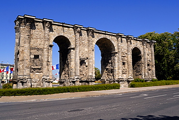 Porte de Mars Roman arch, Reims, Marne, Champagne-Ardenne, France, Europe