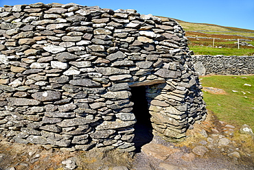 Beehive huts, Fahan, Slea Head Drive, Dingle Peninsula, Wild Atlantic Way, County Kerry, Munster, Republic of Ireland, Europe