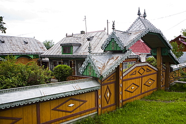 Traditional house, Sat Baiesti, Cornu Luncii, Bucovina, Romania, Europe