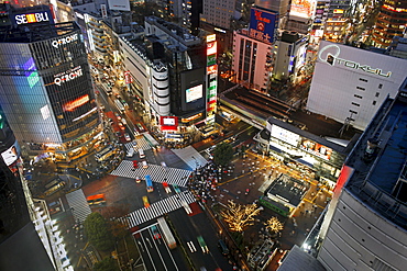 Crowds crossing the famous Shibuya Crossing crosswalks at the centre of Shibuya's fashionable shopping and entertainment district. Shibuya, Tokyo, Japan, Asia