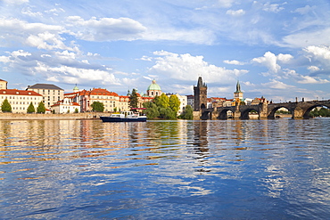 Charles Bridge and the Vltava river, Old Town, UNESCO World Heritage Site, Prague, Czech Republic, Europe