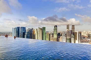 Sands SkyPark infinity swimming pool on the 57th floor of Marina Bay Sands Hotel, Marina Bay, Singapore, Southeast Asia, Asia