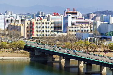 Rungna Bridge spanning the river Taedong in central Pyongyang, Democratic People's Republic of Korea (DPRK), North Korea, Asia