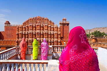 Women in bright saris in front of the Hawa Mahal (Palace of the Winds), built in 1799, Jaipur, Rajasthan, India, Asia