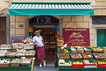 Typical shop in the clifftop village of Riomaggiore, Cinque Terre, UNESCO World Heritage Site, Liguria, Italy, Europe