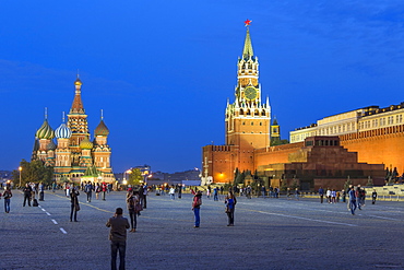 St. Basils Cathedral and the Kremlin in Red Square, UNESCO World Heritage Site, Moscow, Russia, Europe