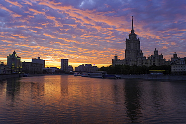 Moskva River and Hotel Ukraine, one of the seven sister skyscrapers, built in Moscow at the end of Stalin's reign, Moscow, Russia, Europe