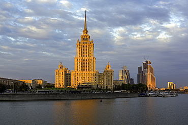 Moskva River and Hotel Ukraine, one of the seven sister skyscrapers, built in Moscow at the end of Stalin's reign, Moscow, Russia, Europe