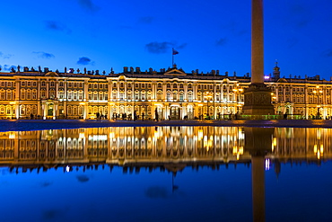 Alexander Column and the Hermitage, Winter Palace, Palace Square, UNESCO World Heritage Site, St. Petersburg, Russia, Europe