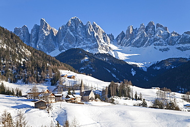 Winter landscape of St. Magdalena village and church, Geisler Spitzen, 3060m, Val di Funes, Dolomites, Trentino-Alto Adige, South Tirol (Tyrol), Italy, Europe