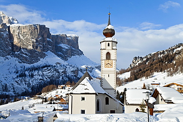 The church and village of Colfosco in Badia, 1645m, and Sella Massif range of mountains under winter snow, Dolomites, South Tirol, Trentino-Alto Adige, Italy, Europe