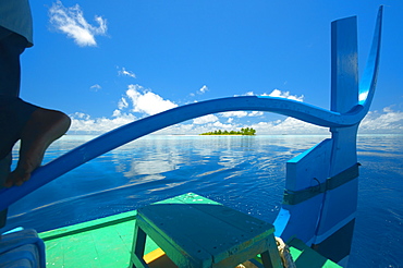 Desert island viewed through rudder on a dhoni, Maldives, Indian Ocean, Asia