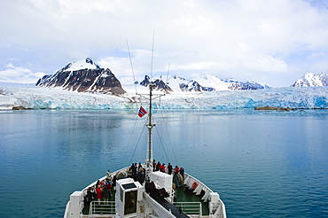 Passengers view glacier in Store Jonsfjord, Svalbard Archipelago, Norway, Arctic, Scandinavia, Europe