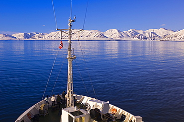 Cruising Woodfjord, Svalbard Archipelago, Norway, Arctic, Scandinavia, Europe