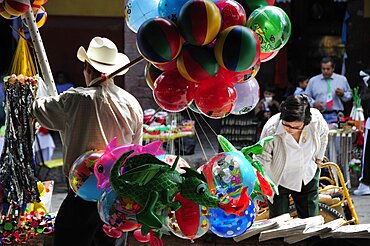 Mexico, Bajio, San Miguel de Allende, Balloon seller in El Jardin town square.