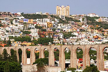 Mexico, Bajio, Queretaro, City view with aquaduct from mirador.