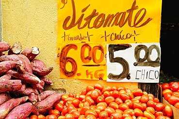 Mexico, Bajio, Guanajuato, Street stall selling tomatoes and sweet potatoes.