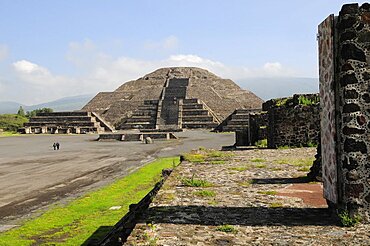 Mexico, Anahuac, Teotihuacan, Pyramid de la Luna and Plaza de la Luna with tourist visitors.