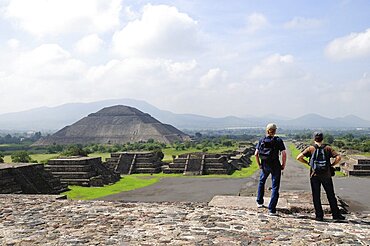 Mexico, Anahuac, Teotihuacan, Tourist couple taking in the view towards Pyramid del Sol.