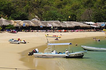 Mexico, Oaxaca, Huatulco, Tour boats and beach side restaurants on Playa La Entrega.