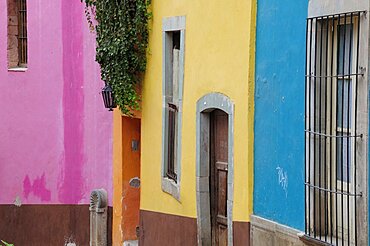 Mexico, Bajio, Guanajuato, Detail of colourful building facades.