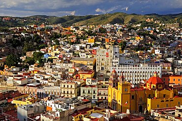 Mexico, Bajio, Guanajuato, Cityscape from panoramic viewpoint.