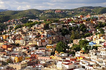 Mexico, Bajio, Guanajuato, City view of housing spread across hillside to distance.