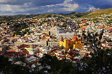 Mexico, Bajio, Guanajuato, Cityscape from panoramic viewpoint.