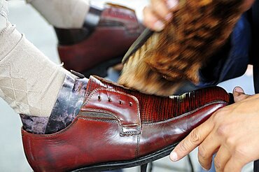 Mexico, Jalisco, Guadalajara, Plaza de la Liberacion Cropped view of shoe shine at work.