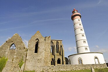 France, Brittany, Pointe de St-Mathieu, St Mathieu lighthouse and ruined Abbey at Pointe de St Mathieu at the mouth of the Gulf of Brest near Le Conquet.