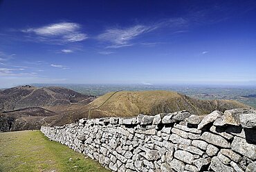 Ireland, County Down, Mourne Mountains, Mourne wall from Slieve Donard to Commedagh.