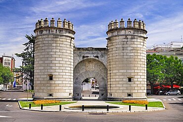 Spain, Extremadura, Badajoz, Puerta de Palmas monumental gateway.