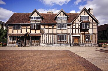 England, Warwickshire, Stratford-upon-Avon, Shakespeares birthplace a restored 16th Century half-timbered house William Shakespeare was born in 1564 spent his childhood years here.