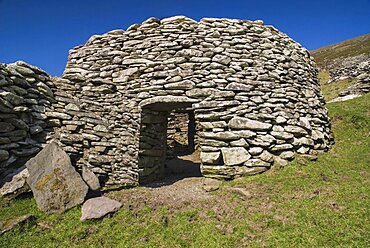 Ireland, County Kerry, Dingle Peninsula, Beehive hut in the Fahan Group.