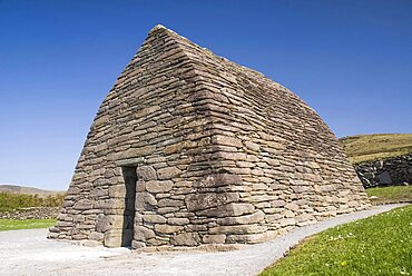 Ireland, County Kerry, Dingle Peninsula, Gallarus Oratory built by early Christian farmers between the 6th and 9th centuries.