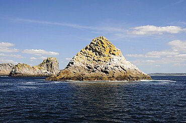 France, Brittany, Pointe de Pen-Hir, Les Tas de Pois, Pile of Peas, islets off the Pointe de Pen-Hir on the Presqu'ile de Crozon.