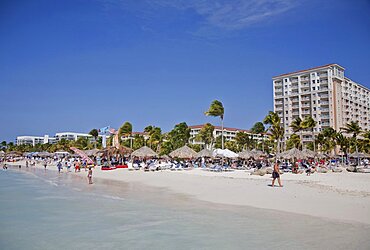 Dutch Antilles, Aruba, Oranjestad, Holidaymakers on Palm Beach.