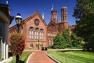 USA, Washington DC, National Mall, Smithsonian Castle, Tourist Information Centre for Smithsonian Museums.