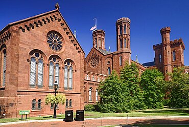 USA, Washington DC, National Mall, Smithsonian Castle, Tourist Information Centre for Smithsonian Museums.