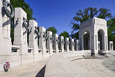 USA, Washington DC, National Mall, National World War 2 Memorial, Plaza with Northern Triumphal Arch.