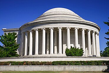 USA, Washington DC, National Mall, Thomas Jefferson Memorial, View of dome and pillars from the west side.