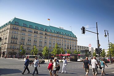 Germany, Berlin, Mitte, Hotel Adlon on the corner of Unter den Linden and WIlhelmstrasse.