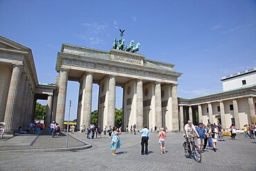 Germany, Berlin, Mitte, Brandenburg Gate in Pariser Platz.