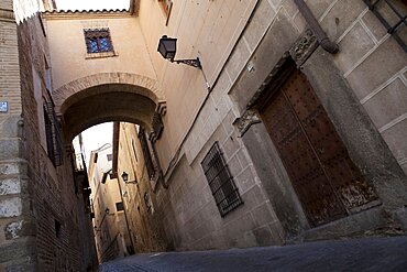 Spain, Castilla La Mancha, Toldeo, Archway on Calle del Angel in the old quarter of the City.