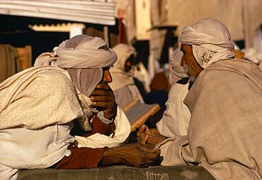 ALGERIA  Markets Berber traders bargaining.