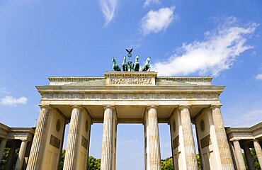 Germany, Berlin, Mitte, Brandenburg Gate or Brandenburger Tor in Pariser Platz leading to Unter den Linden and the Royal Palaces with the Quadriga of Victory on top. The only remaining of the original 18 gates in the Berlin Customs Wall.